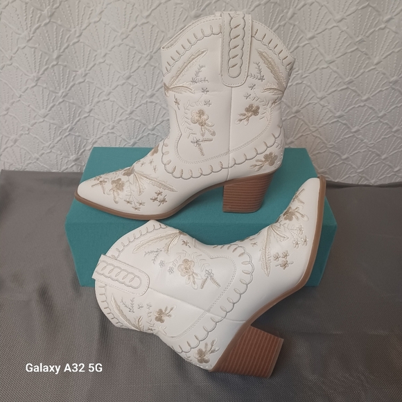 MIA Women Size 10  White Embroidered Heeled Boots - Picture 5 of 15